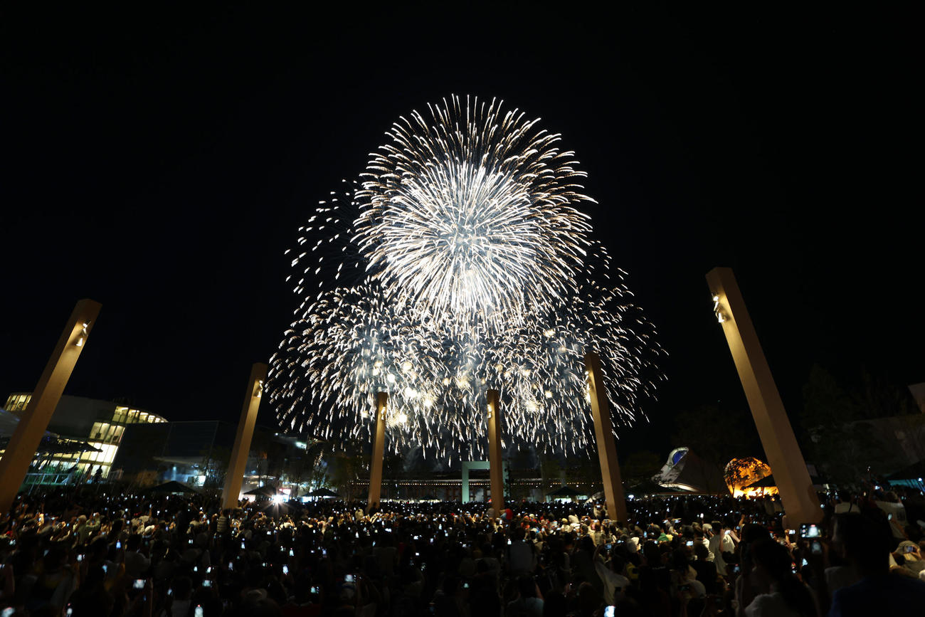 閉幕する大阪・関西万博の夜空を彩る打ち上げ花火（撮影・前田充）