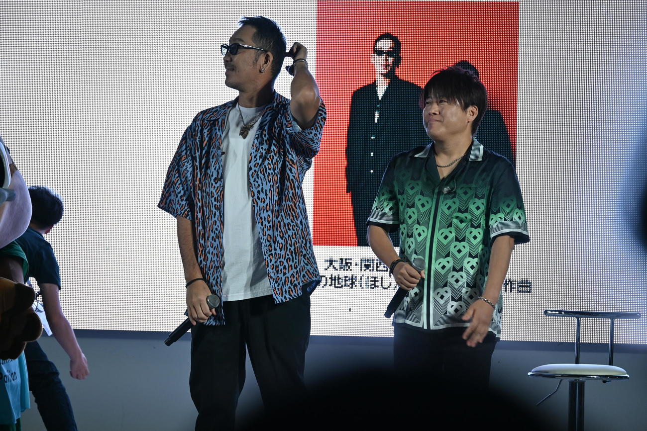 大阪・関西万博の大阪ヘルスケアパビリオン「閉館セレモニー」のグランドフィナーレに登壇したコブクロの黒田俊介（左）小渕健太郎（撮影・松浦隆司）