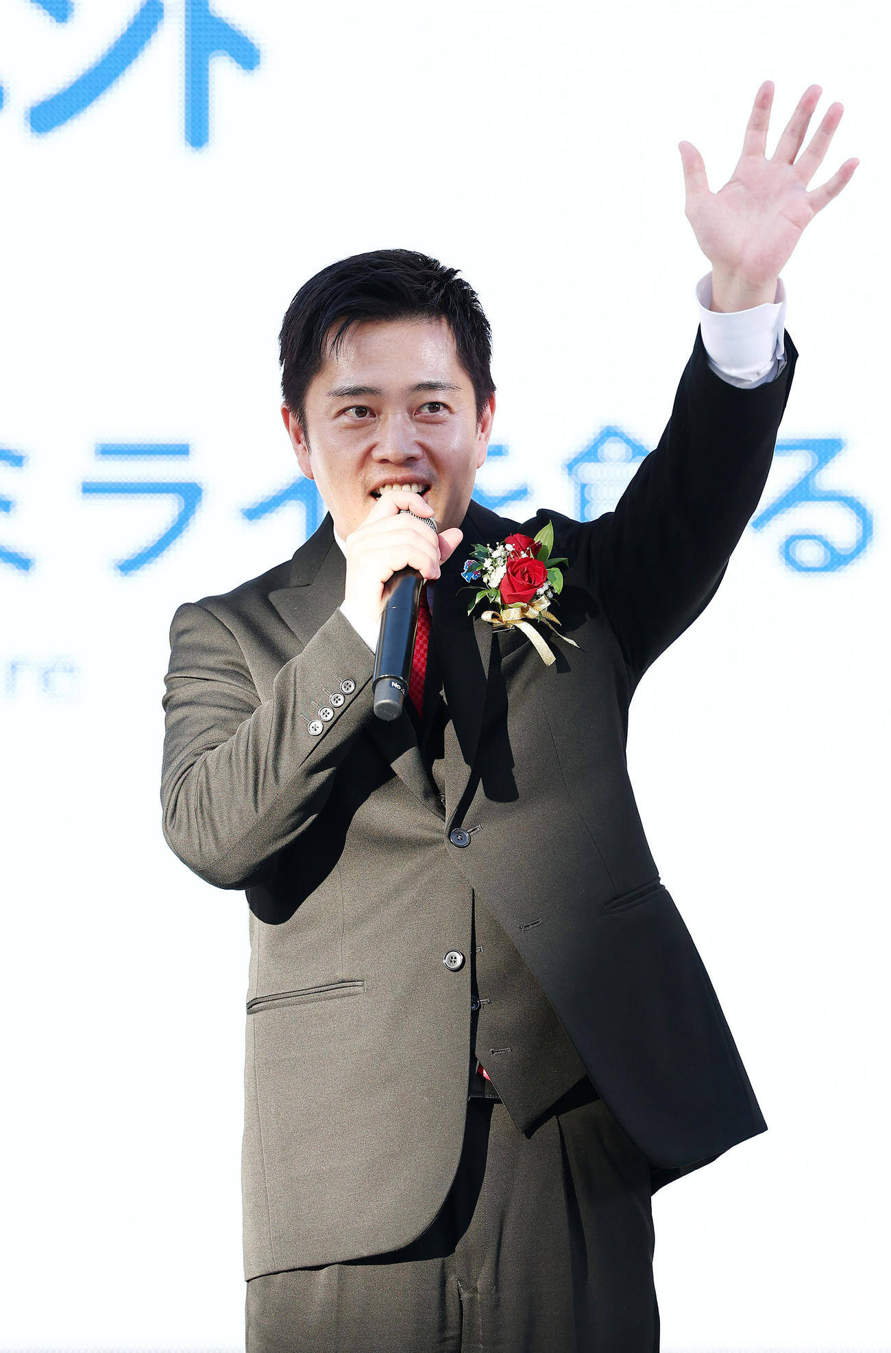 大阪ヘルスケアパビリオン「クロージングイベント」であいさつする大阪府の吉村知事（撮影・前田充）