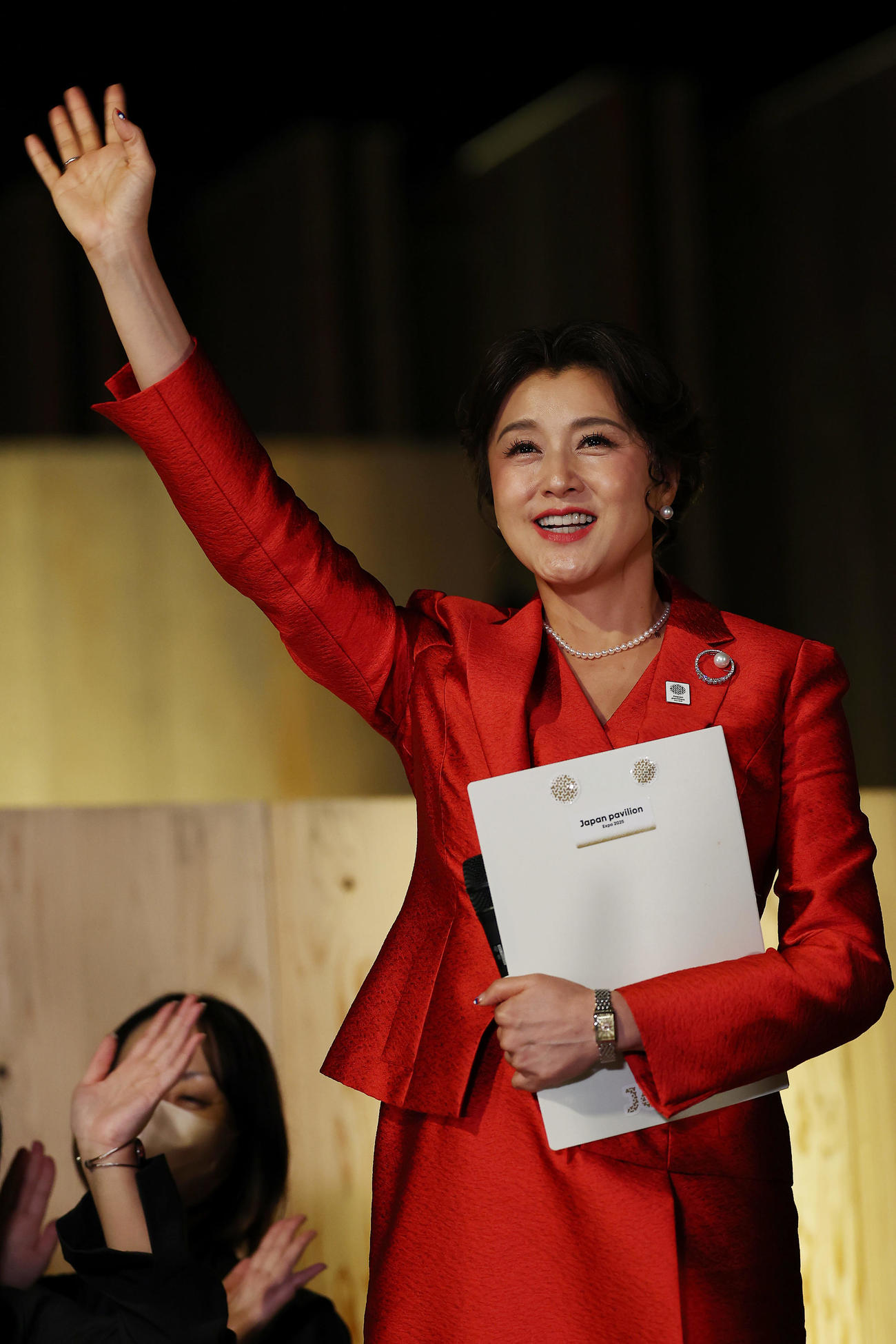 終幕を迎え、あいさつする日本館名誉館長の藤原紀香（撮影・前田充）