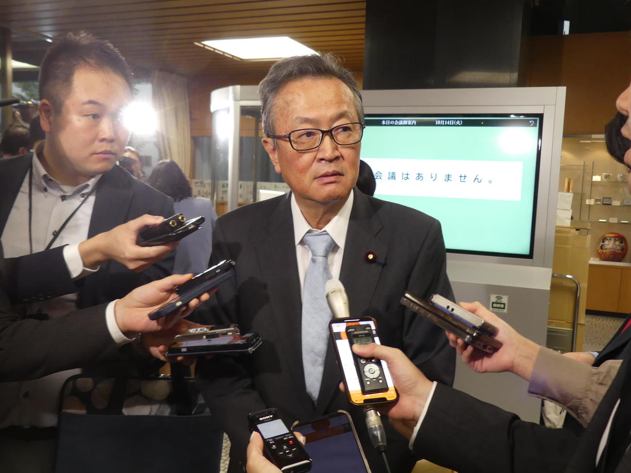 自民党両院議員懇談会後、取材に応じる船田元・衆院議員（撮影・中山知子）