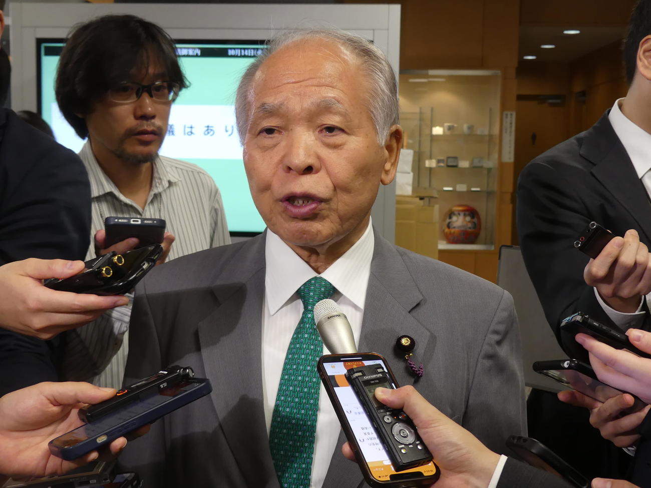 両院議員懇談会終了後、報道陣の取材に応じる自民党の鈴木宗男参院議員（撮影・中山知子）
