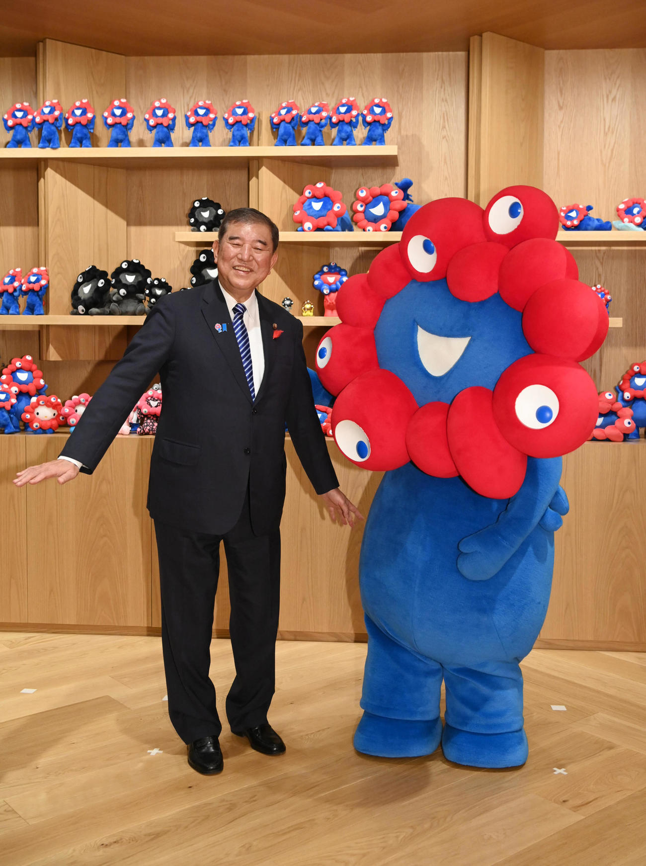 2025年10月13日、ミャクミャクへ感謝状を渡し、記念撮影に応じる石破茂首相（左）（代表撮影）