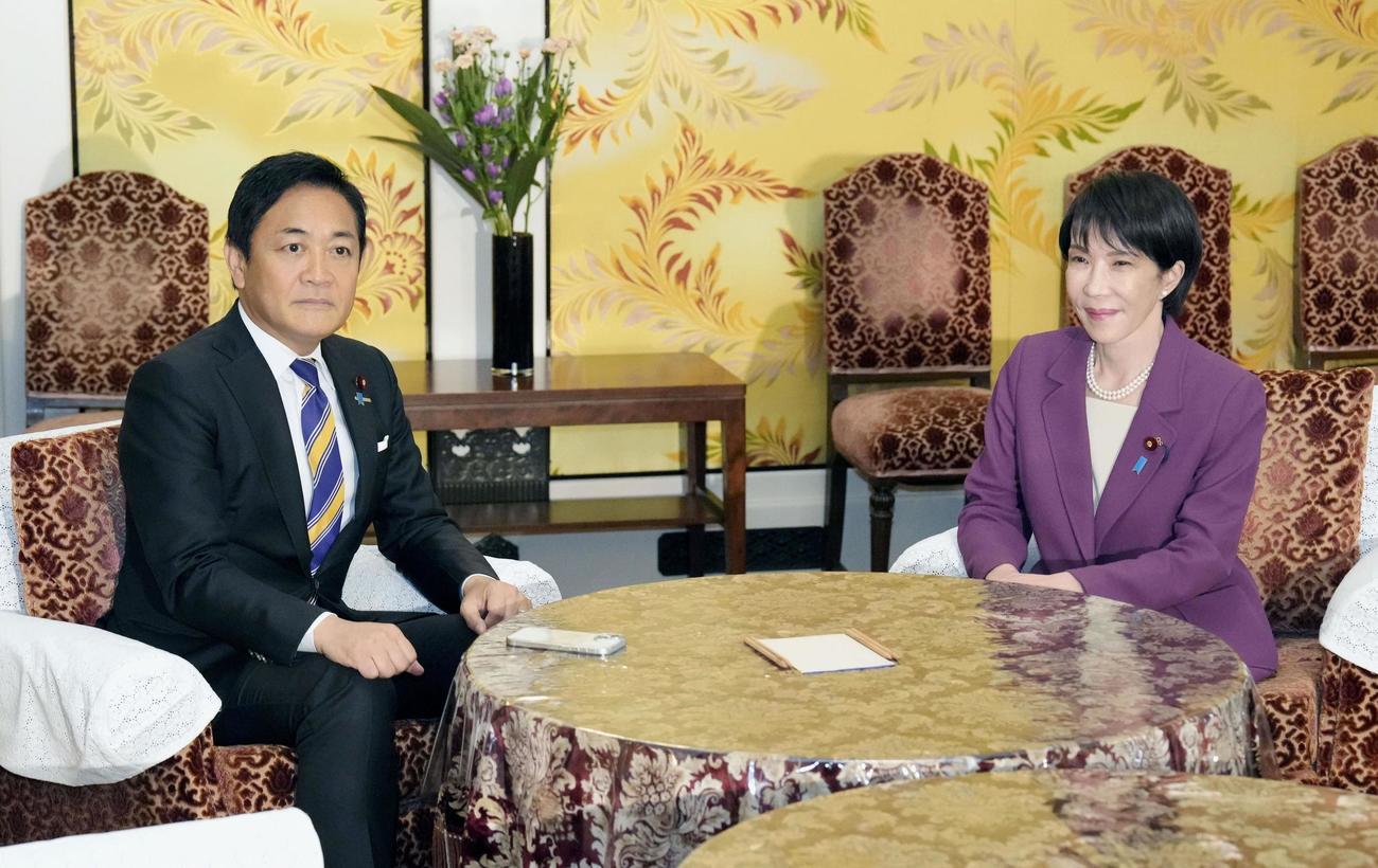 会談に臨む自民党の高市総裁（右）と国民民主党の玉木代表（共同）