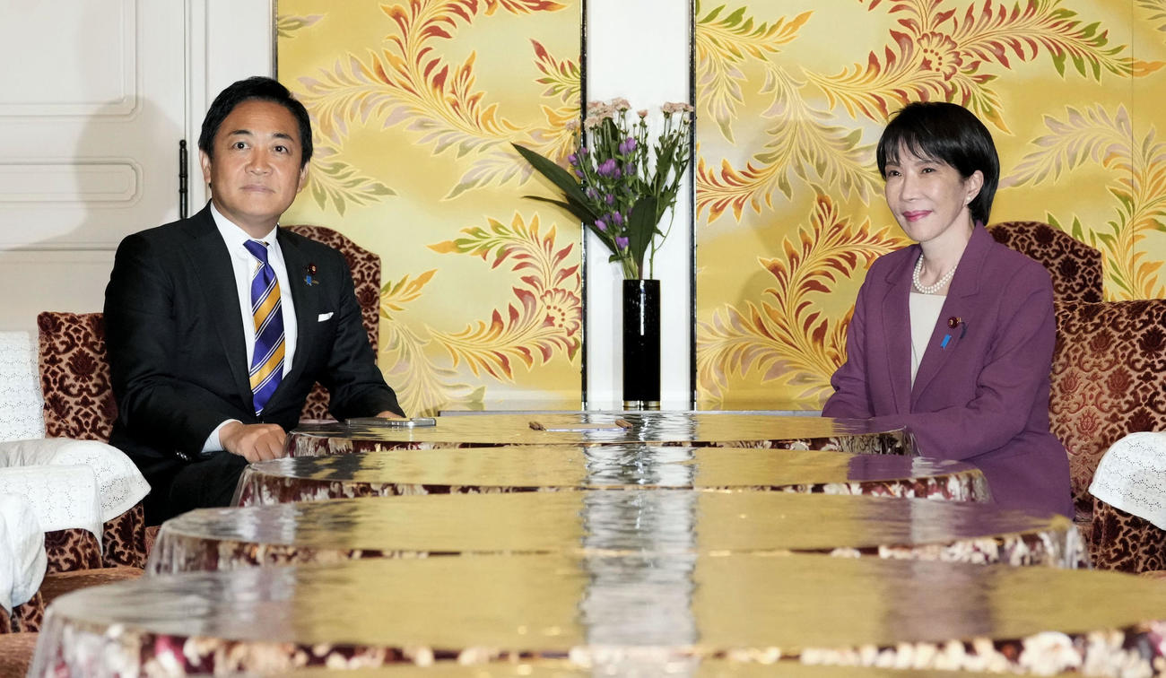会談に臨む自民党の高市総裁（右）と国民民主党の玉木代表（共同）