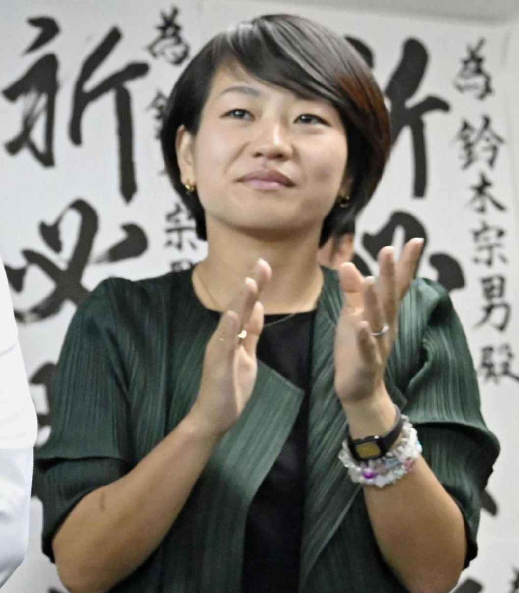 比例代表で当選が決まり、笑顔の自民党の鈴木宗男氏。右は長女の鈴木貴子衆院議員