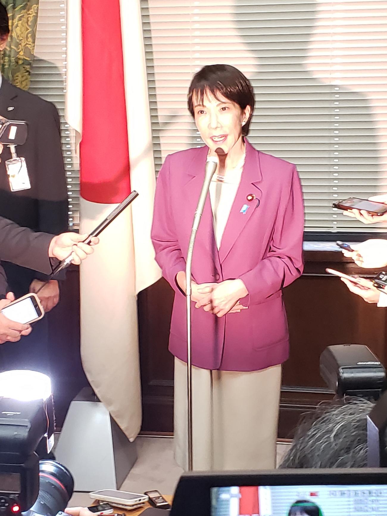 国民民主党の玉木代表との会談後、取材に応じる自民党の高市早苗総裁（撮影・中山知子）