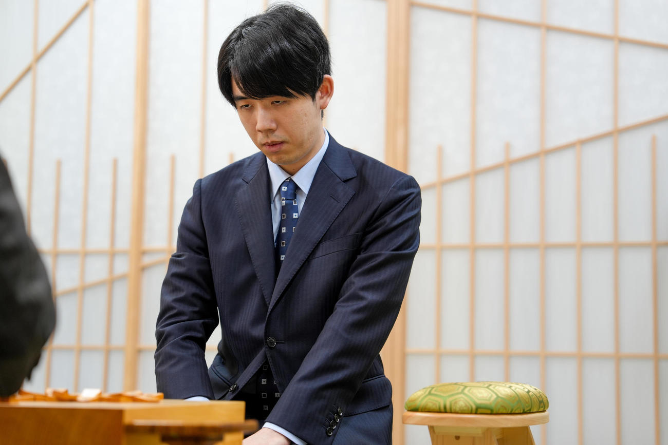 竜王戦7番勝負第2局の前日検分を行った藤井聡太竜王（日本将棋連盟提供）