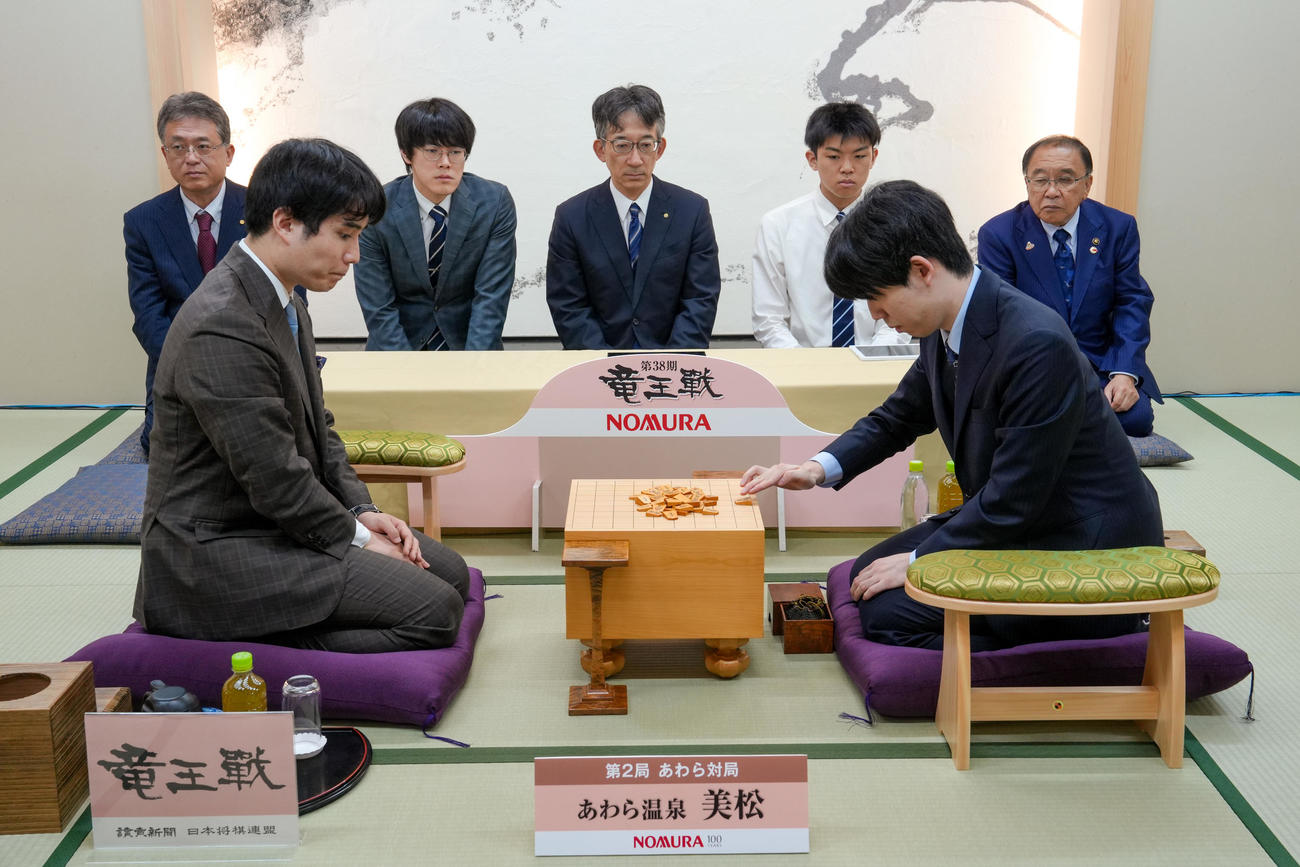 竜王戦7番勝負第2局の前日検分を行った藤井聡太竜王（右）佐々木勇気八段（日本将棋連盟提供）