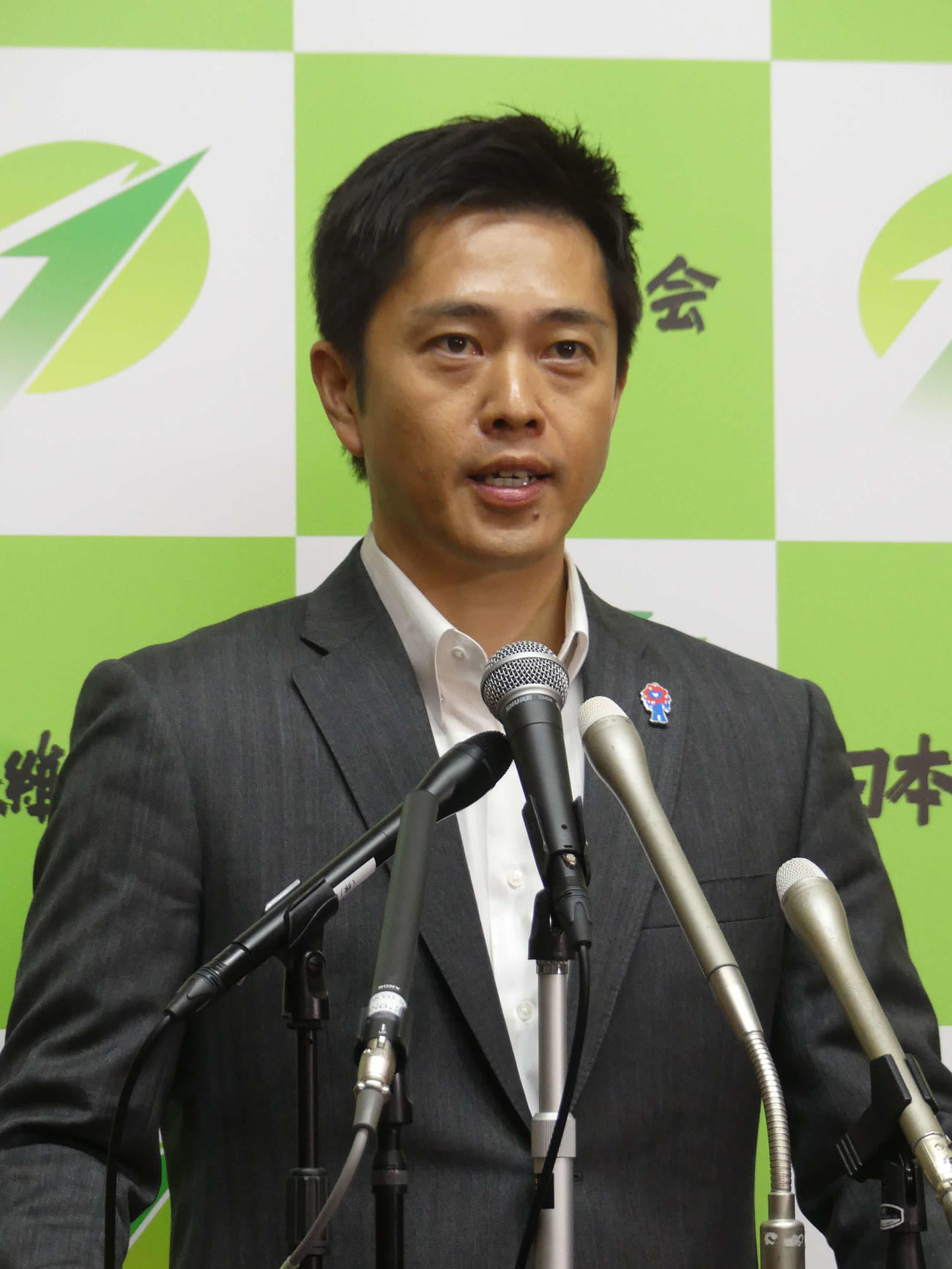 自民党の高市早苗総裁との会談後、取材に応じる日本維新の会の吉村洋文代表（2025年10月撮影）