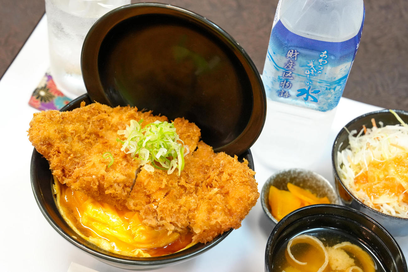 藤井聡太竜王の昼食「とじないかつ丼」（日本将棋連盟提供）