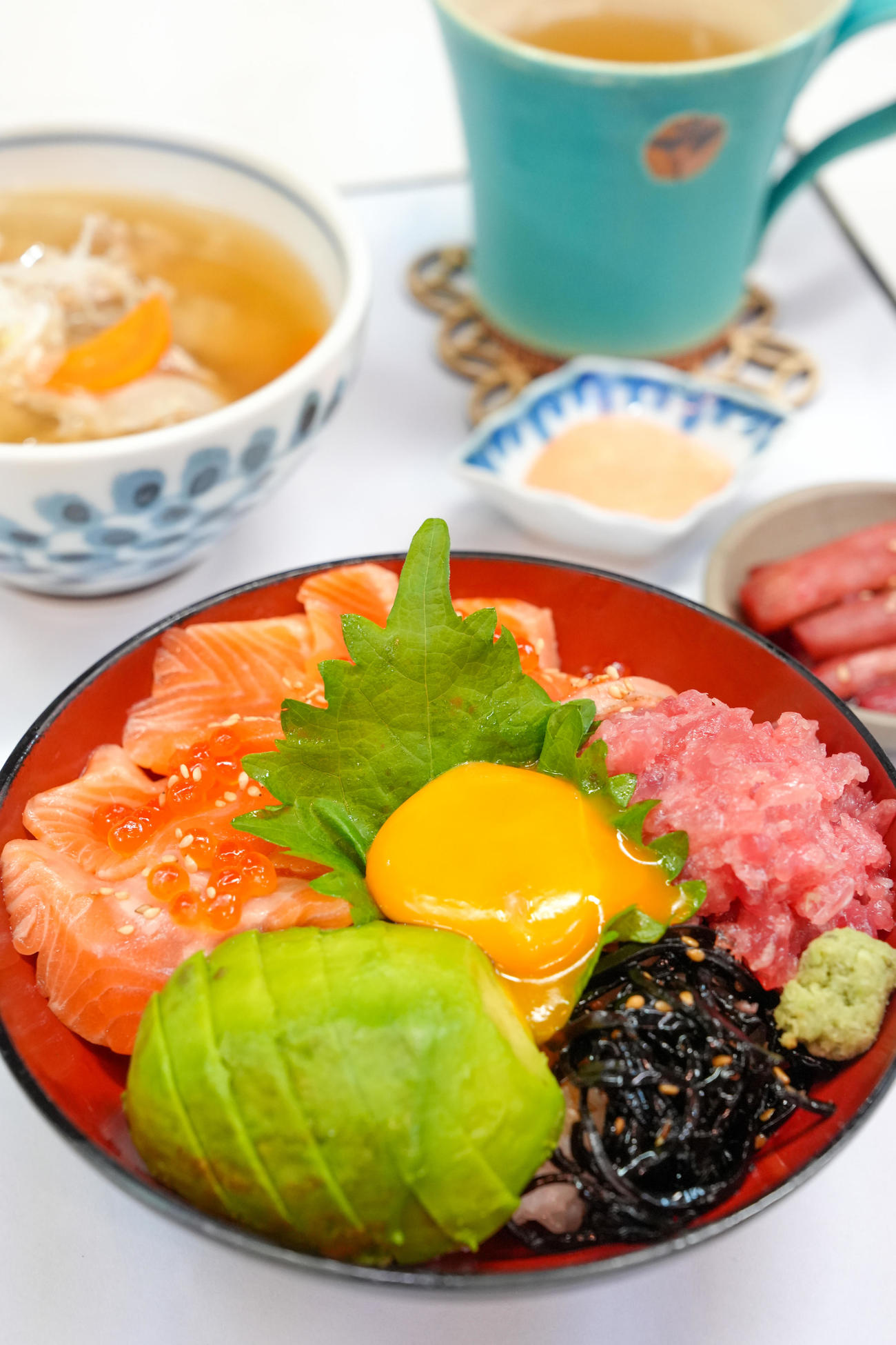 佐々木勇気八段の昼食「ふくいサーモンアボカド丼＆ふくいポークの豚汁」（日本将棋連盟提供）