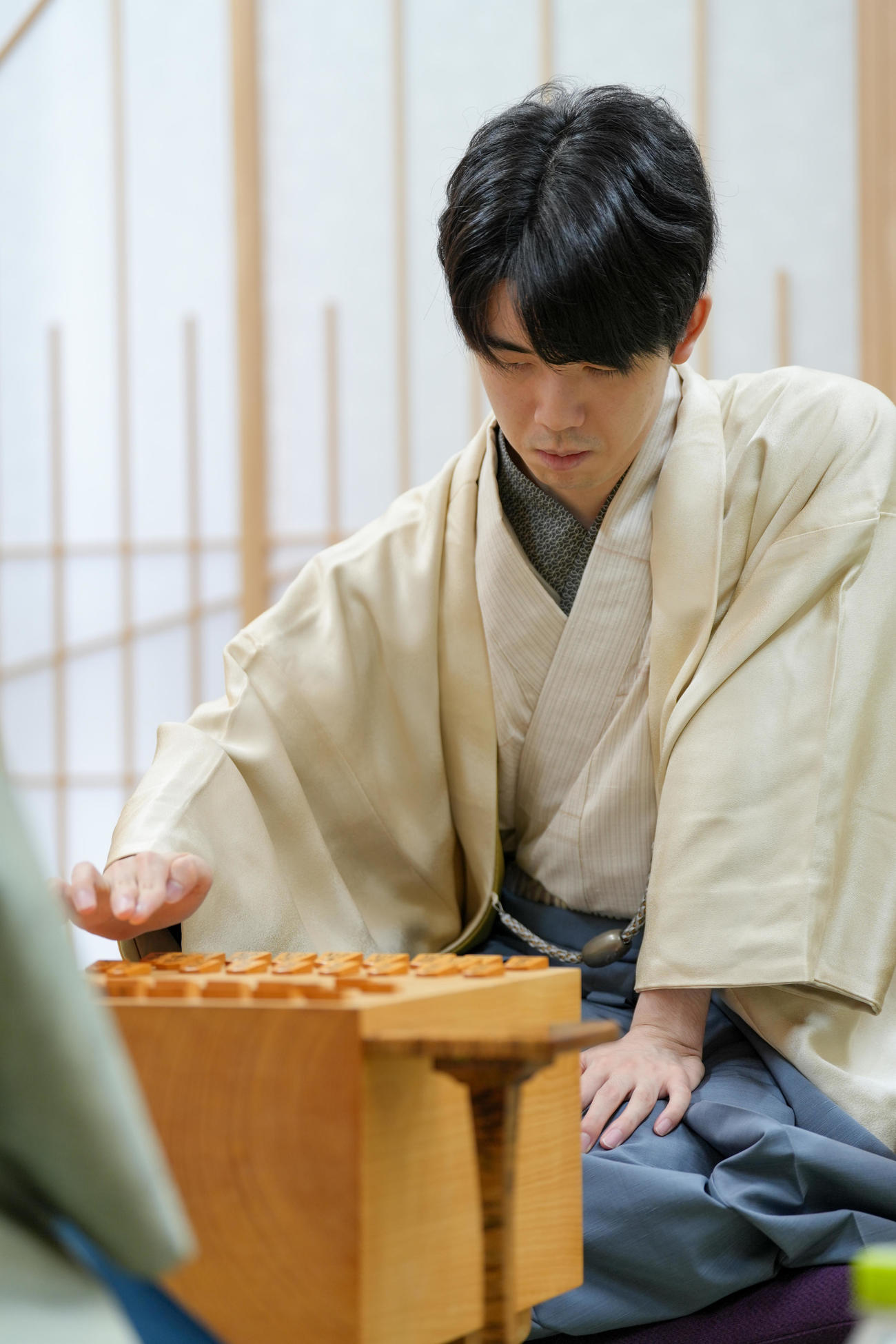 竜王戦7番勝負第2局に臨んだ藤井聡太竜王（日本将棋連盟提供）