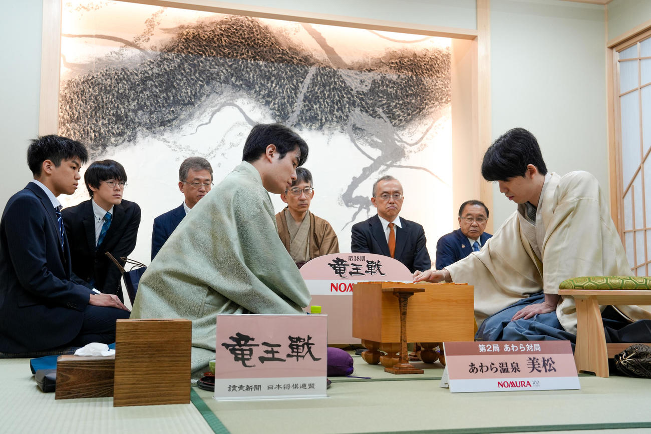 竜王戦7番勝負第2局に臨んだ藤井聡太竜王（右）佐々木勇気八段（日本将棋連盟提供）