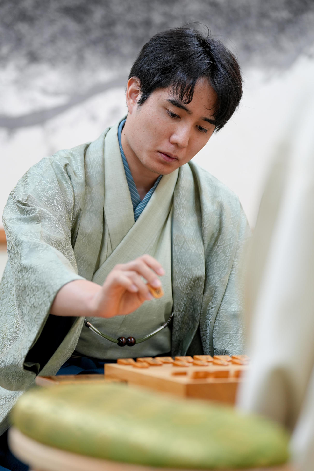 竜王戦7番勝負第2局に臨んだ佐々木勇気八段（日本将棋連盟提供）