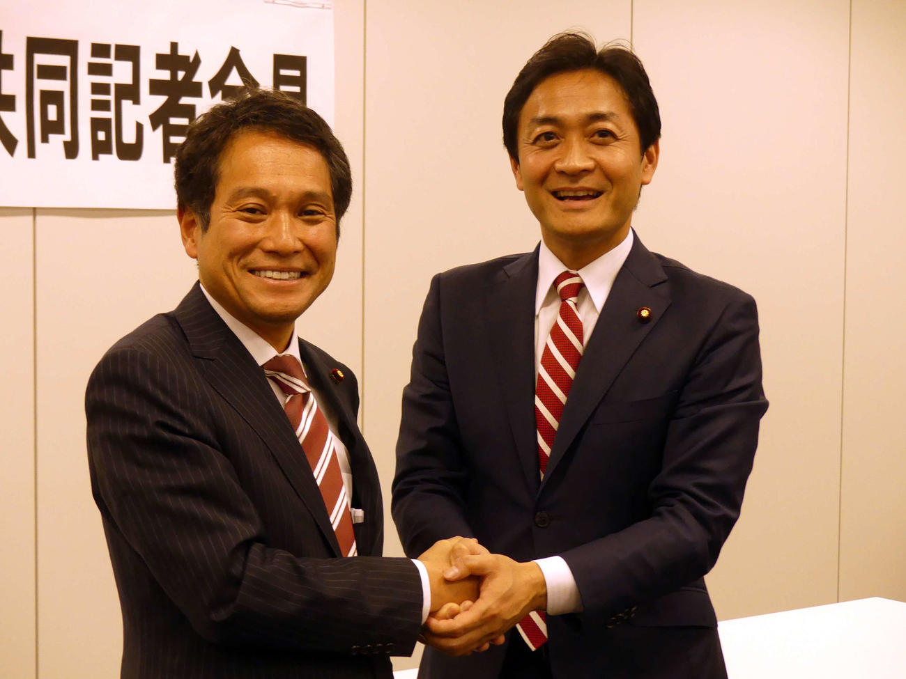 希望の党共同代表選に出馬し、握手する大串博志氏（左）と玉木雄一郎氏（2017年11月撮影）