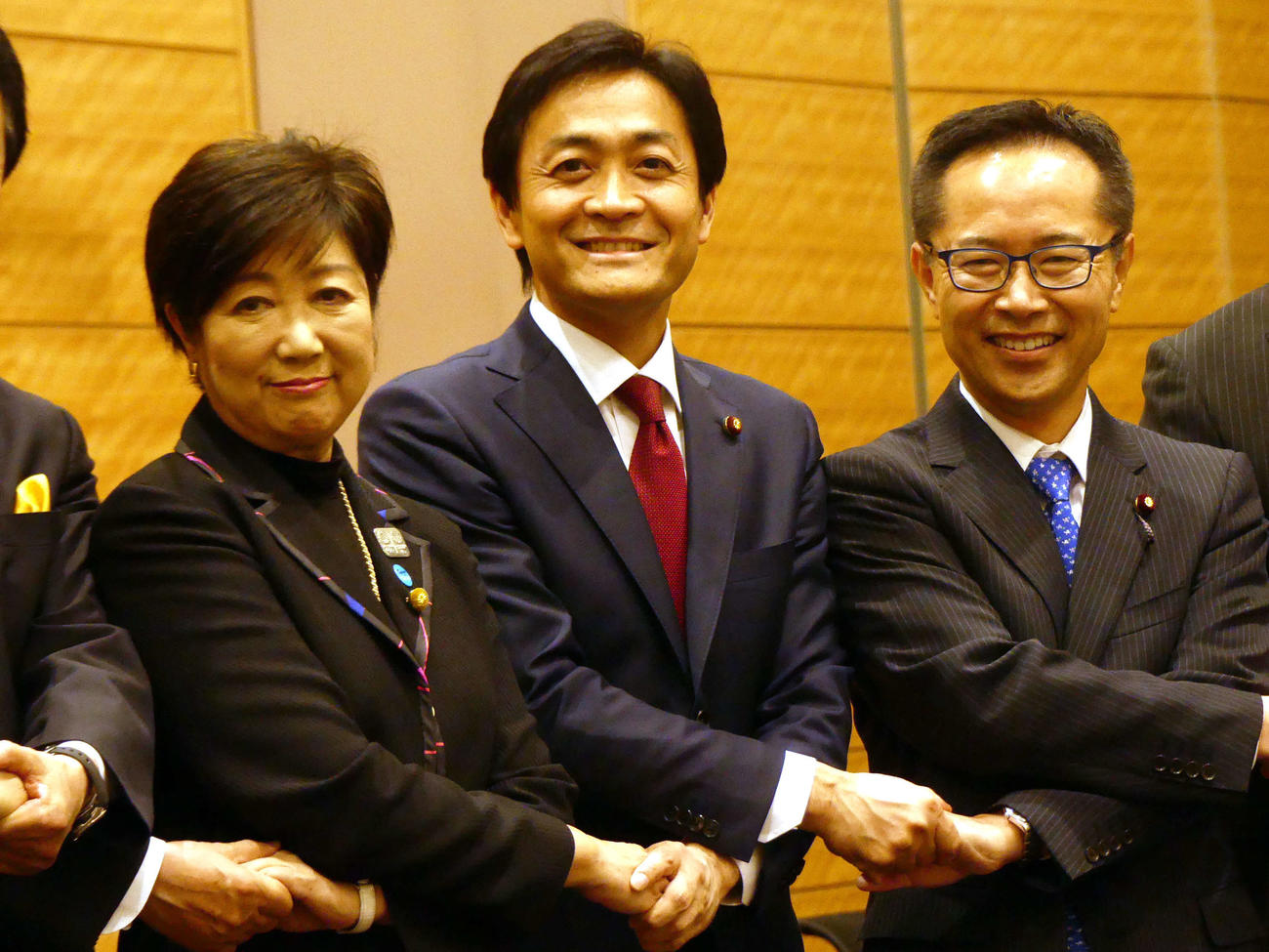 希望の党の玉木雄一郎代表（中央）と握手する小池百合子都知事（2017年11月撮影）
