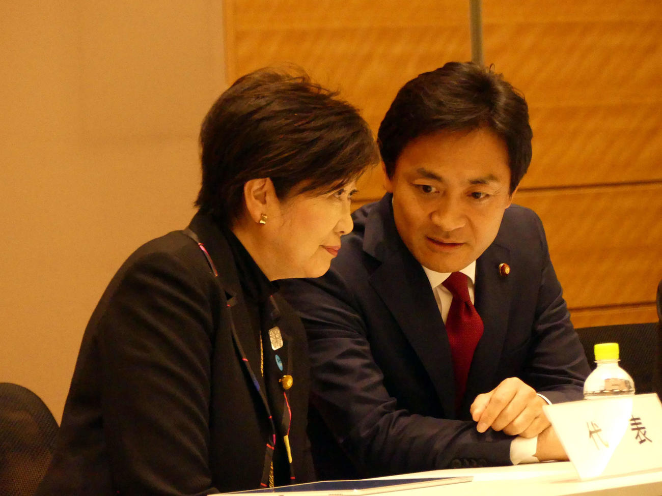 希望の党両院議員総会で話し込む小池百合子都知事（左）と玉木雄一郎代表（2017年11月撮影）