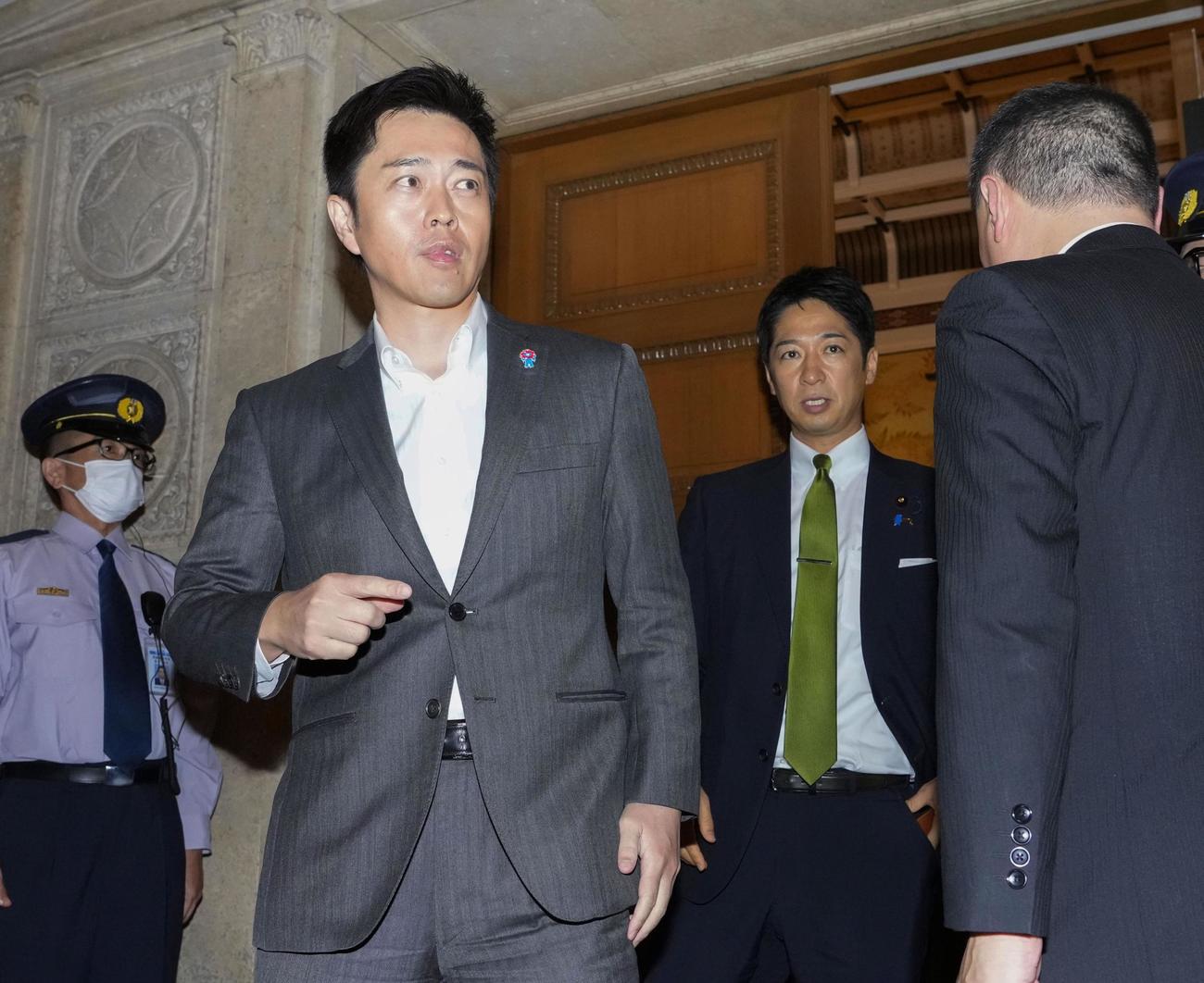 自民党の高市総裁との会談後、部屋を出る日本維新の会の吉村代表（手前）と藤田共同代表（共同、25年10月15日）