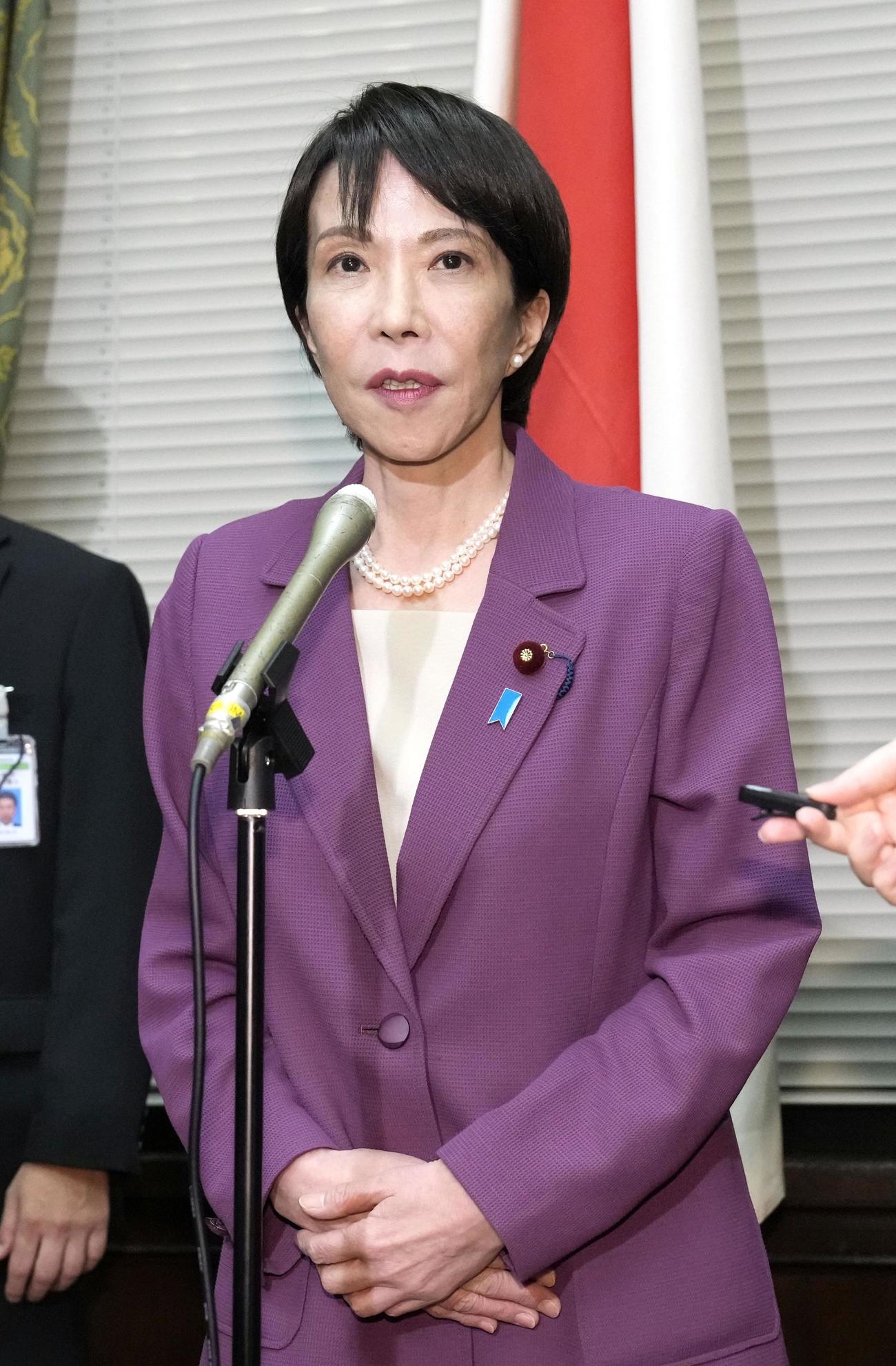 日本維新の会の吉村代表、藤田共同代表との会談後、記者団の取材に応じる自民党の高市総裁（共同、10月15日）