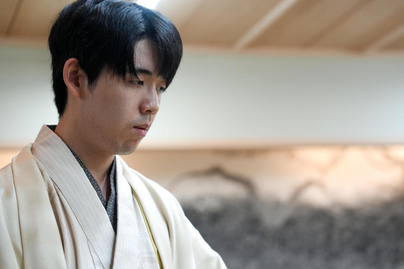竜王戦7番勝負第2局に臨んだ藤井聡太竜王（日本将棋連盟提供）