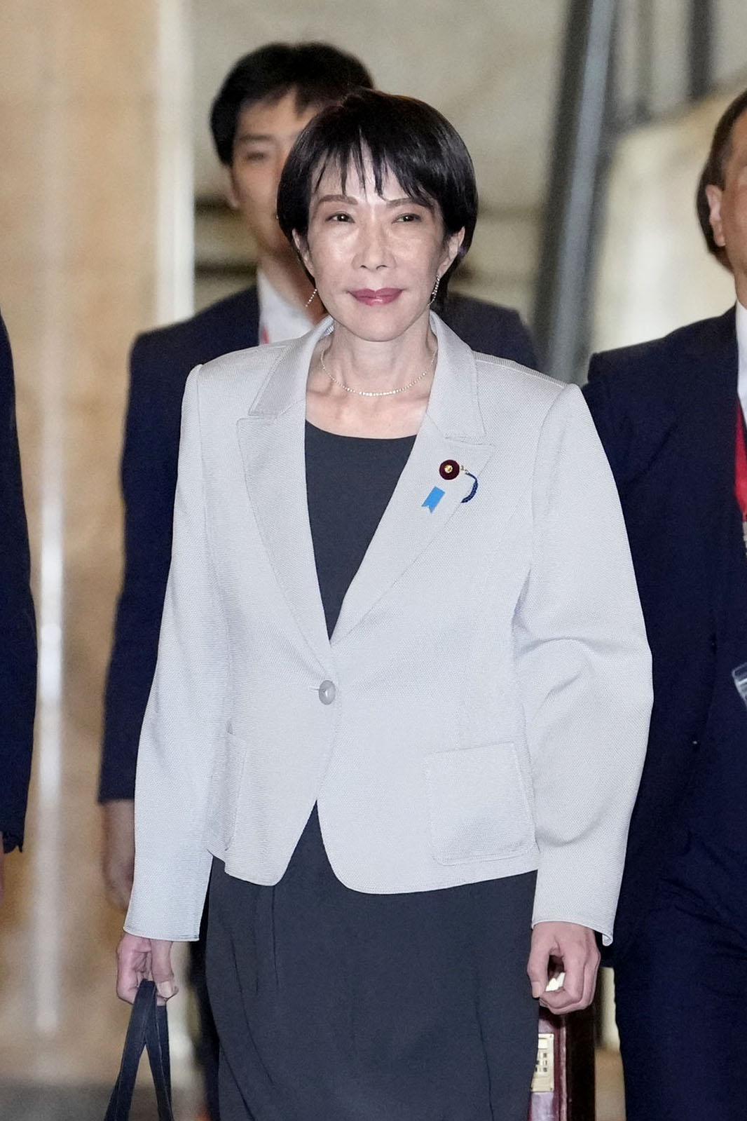 日本維新の会の藤田共同代表らとの政策協議に向かう自民党の高市総裁（共同）