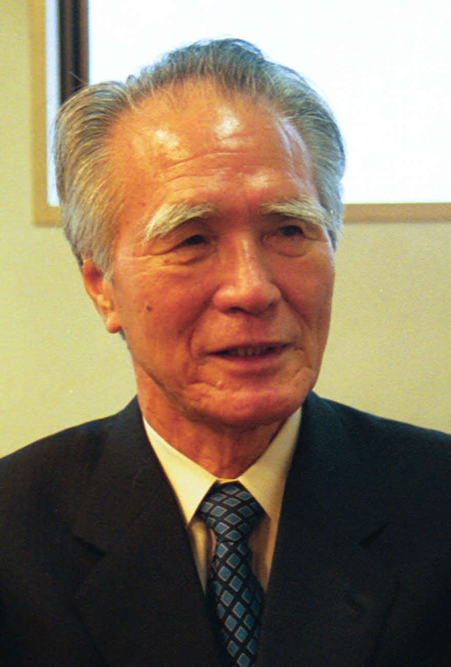 村山富市元首相は政界引退後も引っ張りだこだ。劇団ニュースペーパーの公演にゲスト出演し、万雷の拍手を浴びた