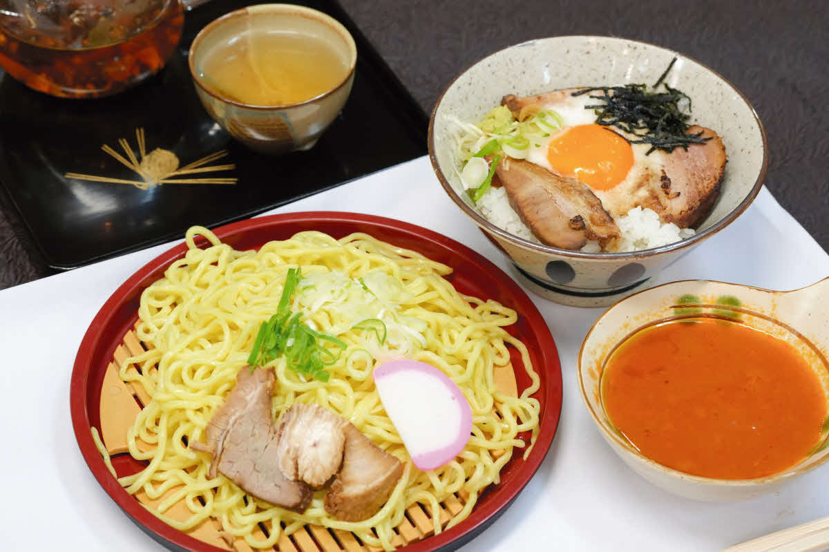 藤井聡太竜王の2日目の勝負メシは「トマトつけ麺とチャーシュー丼のセット」に八穀宝茶（日本将棋連盟提供）