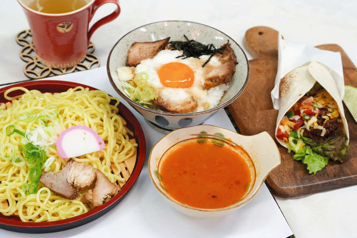 佐々木勇気八段の2日目の勝負メシは「トマトつけ麺とチャーシュー丼のセット」「マニューバータコス」と越前豆入り茶（日本将棋連盟提供）