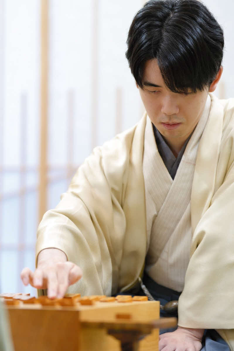 V5に向けて連勝を目指す藤井聡太竜王（日本将棋連盟提供）