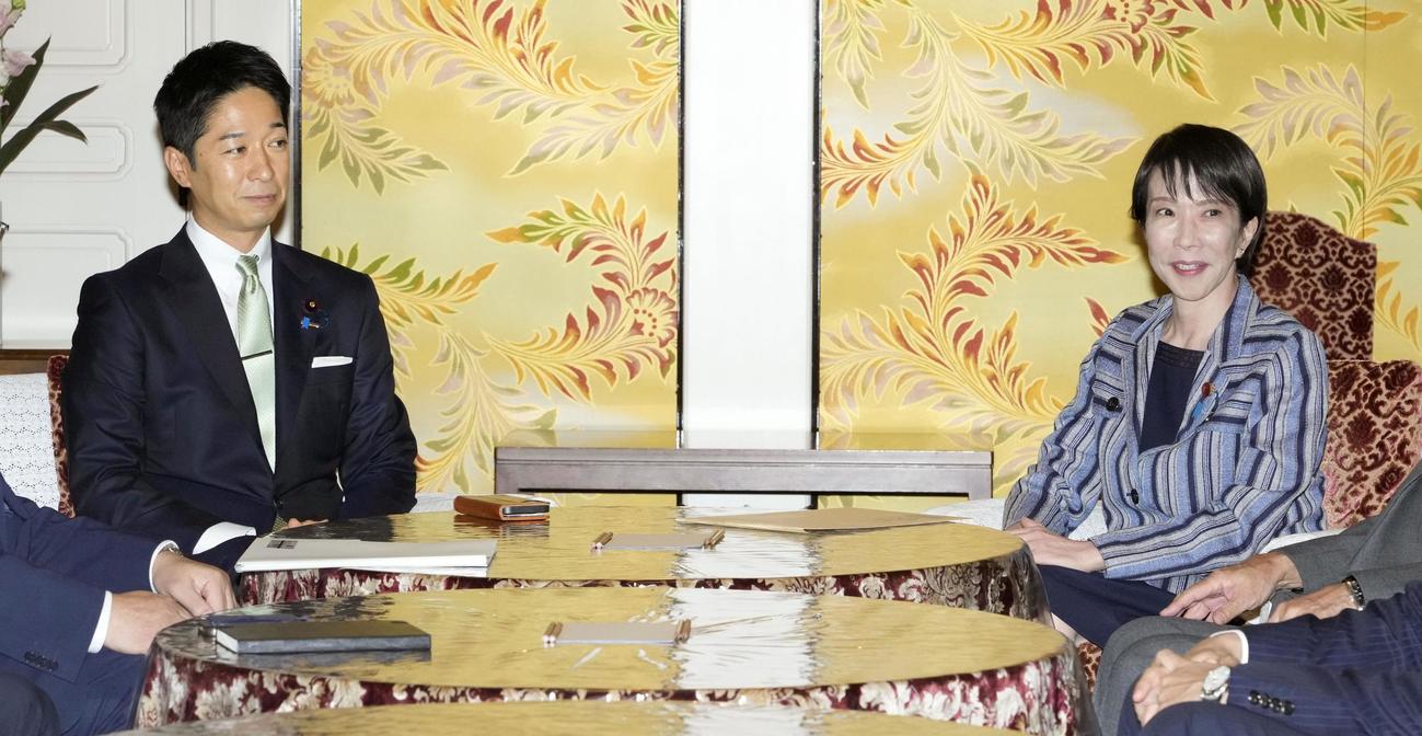 政策協議に臨む自民党の高市総裁（右）と日本維新の会の藤田共同代表（共同）
