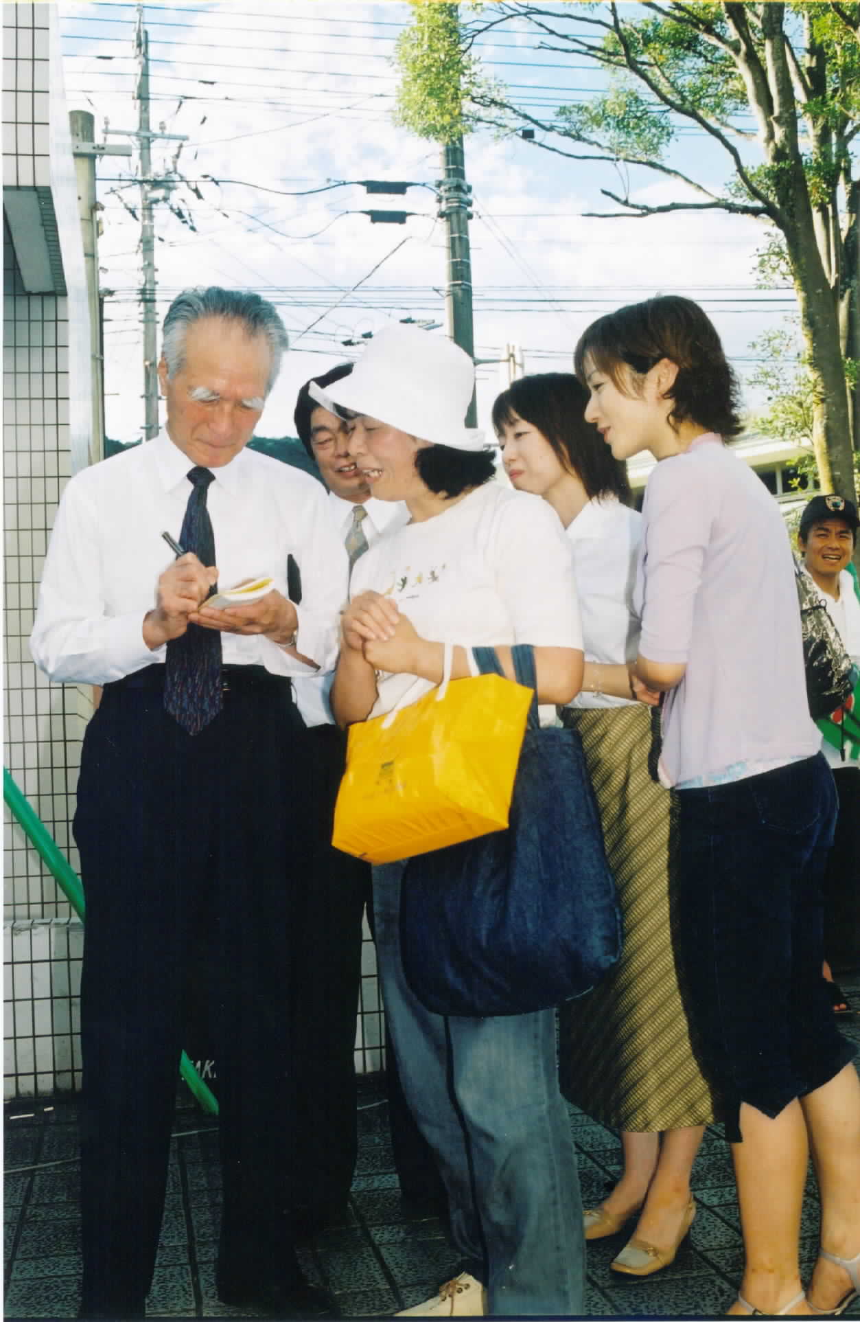 トンちゃんの愛称で元首相の村山富市氏（左端）は人気者