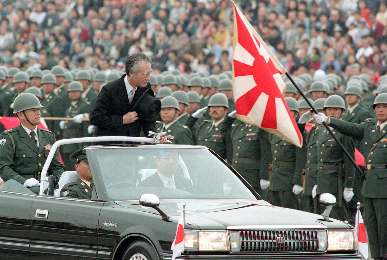 1994年10月、自衛隊観閲式に出席した村山富市首相＝埼玉県・陸上自衛隊朝霞訓練場（共同）