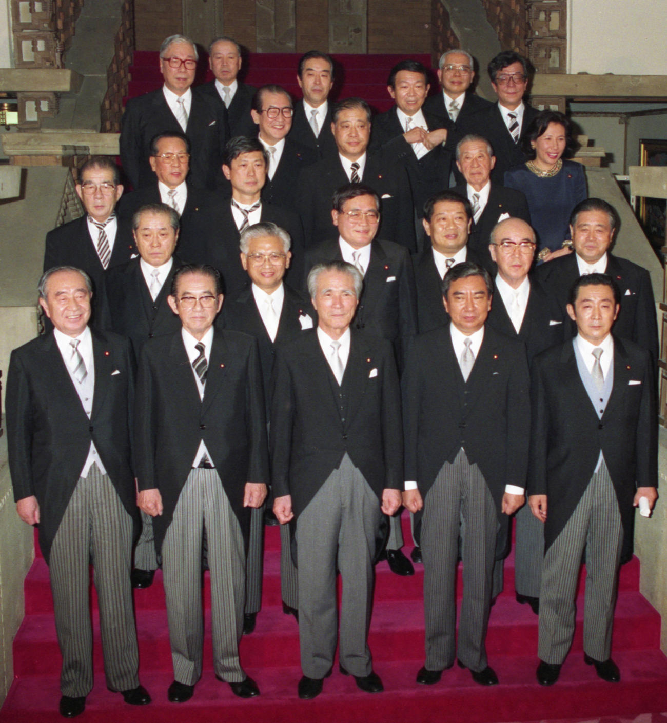 1994年6月、初閣議を終え、記念写真に納まる村山富市首相（前列中央）と新閣僚＝首相官邸（共同）