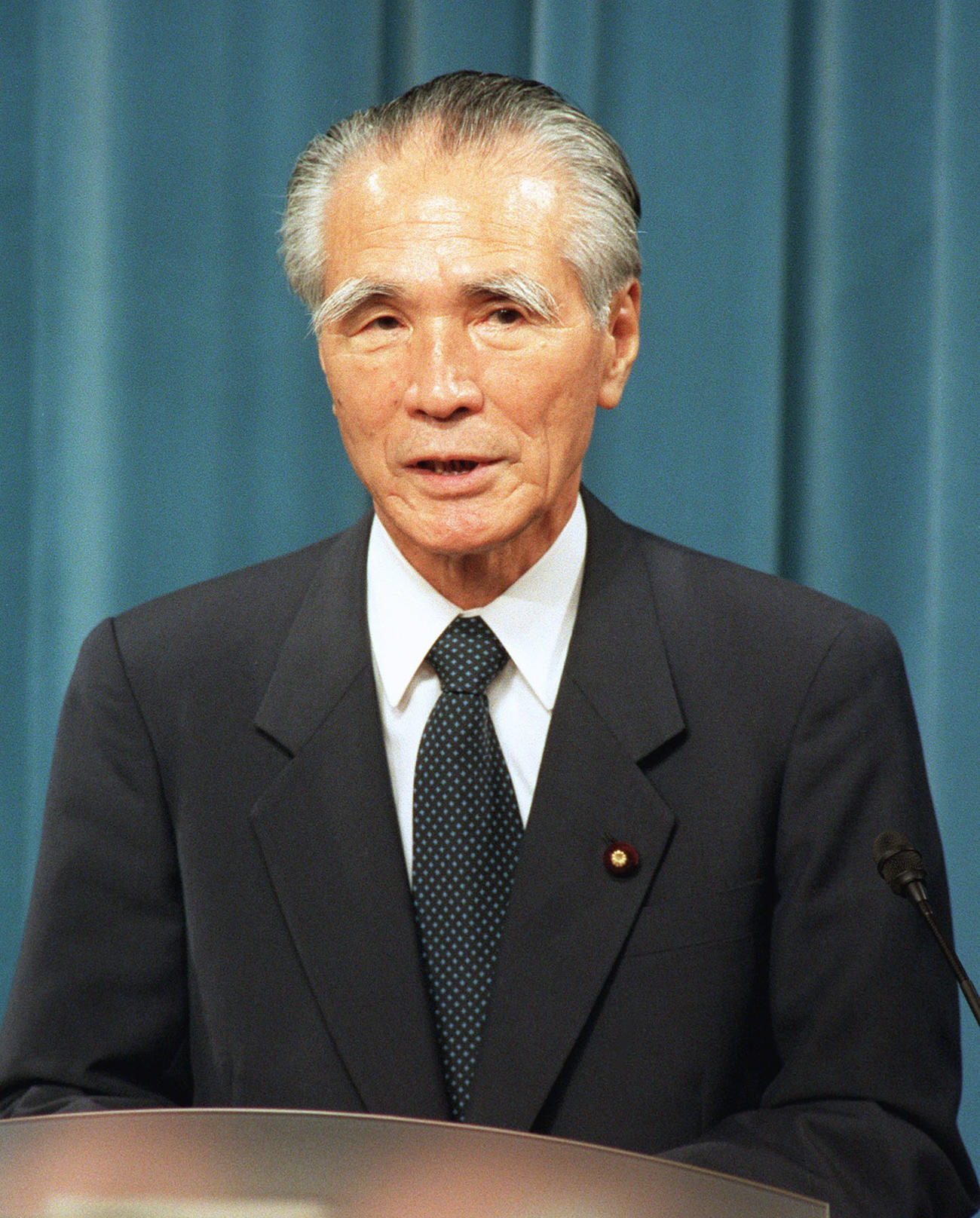 1995年8月15日、戦後50年談話を発表する村山富市首相＝首相官邸（共同）