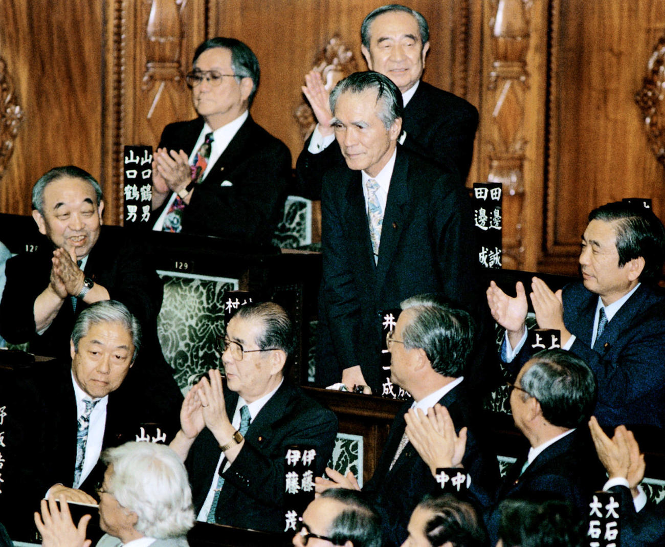 1994年6月、衆院本会議で決選投票の末に首相に指名され、拍手を受ける社会党の村山富市委員長（共同）
