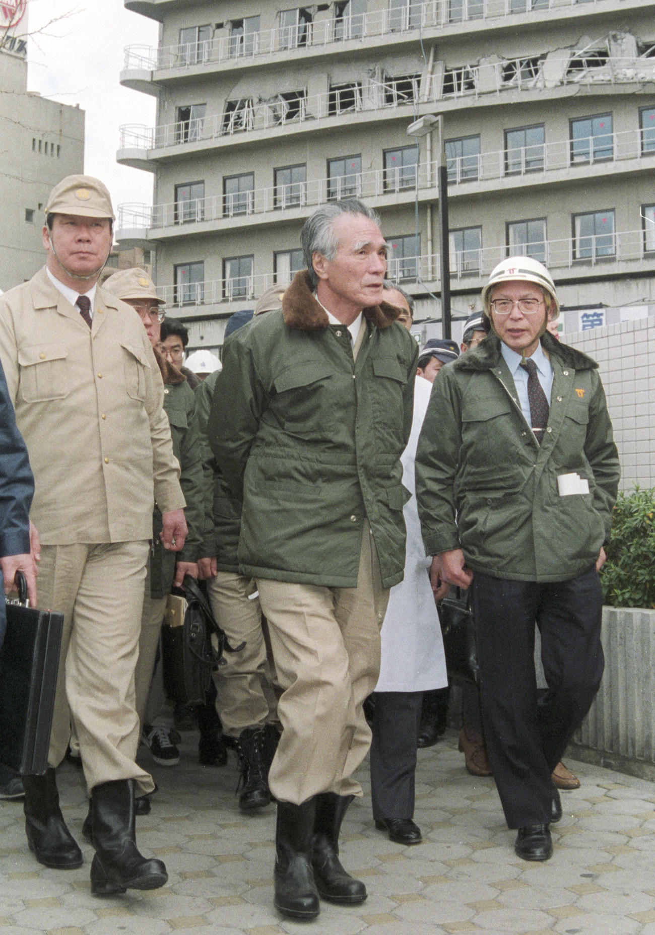 1995年1月、阪神大震災の被災地を視察する村山富市首相（中央）＝神戸市長田区（共同）