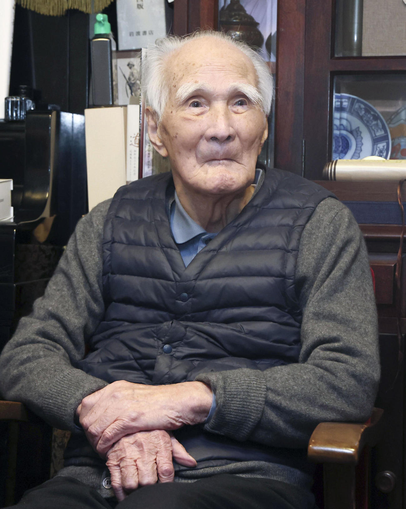 100歳の誕生日を前に写真撮影に応じる村山富市元首相＝2024年2月、大分市（共同）