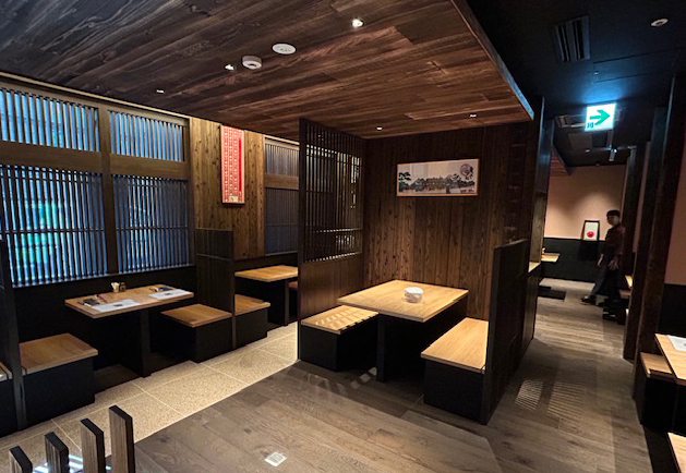 リニューアルオープンする「玉ひで」の和モダンな店内