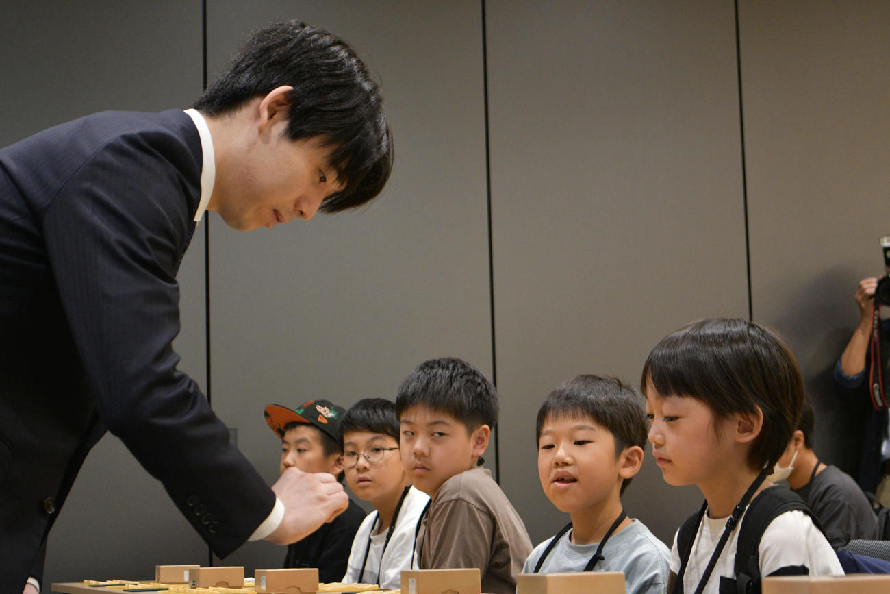 「新スポーツスーパースター伝　藤井聡太」出版記念イベントで子どもたちに指導対局を行った藤井聡太7冠