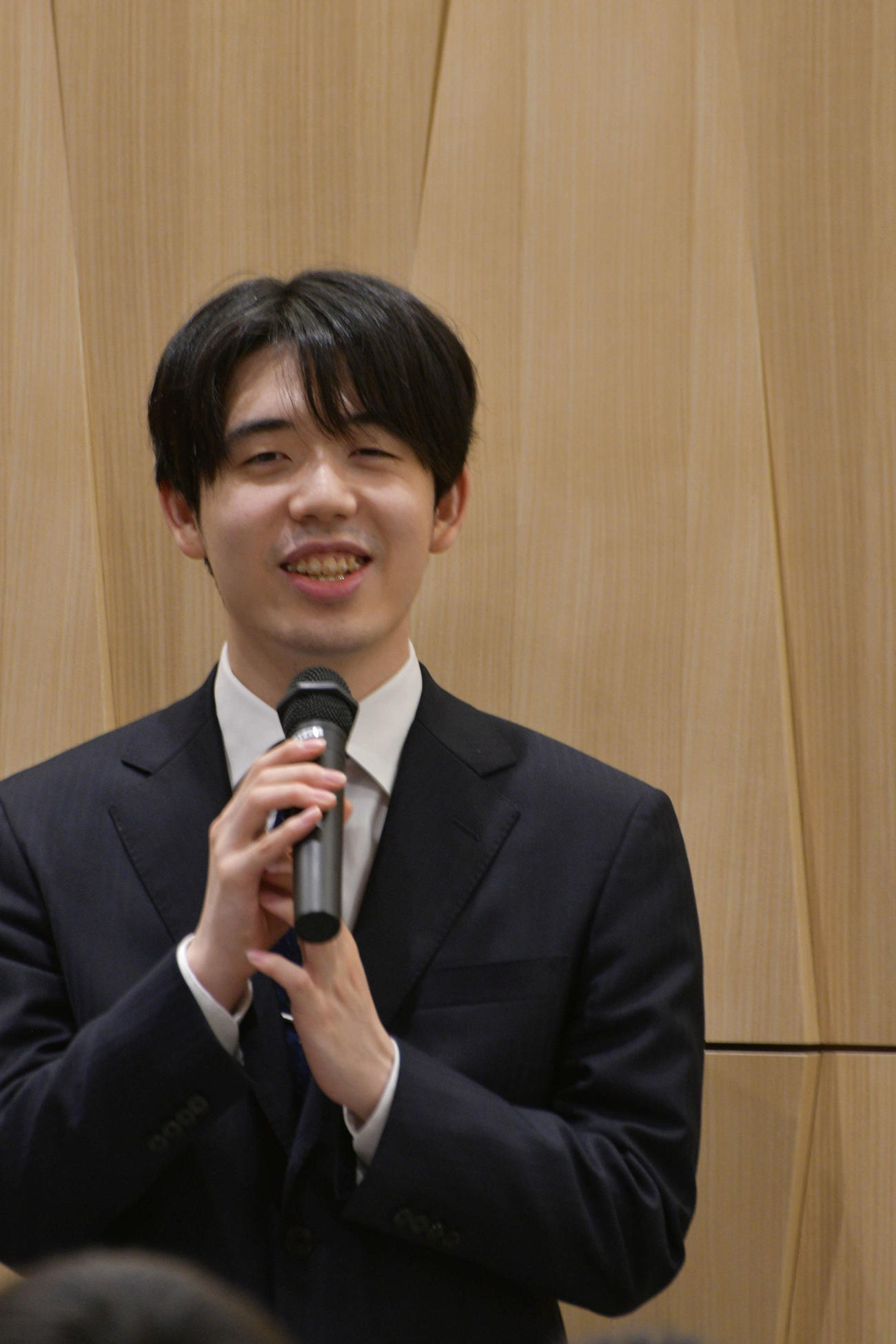 「新スポーツスーパースター伝　藤井聡太」出版記念イベントであいさつする藤井聡太7冠
