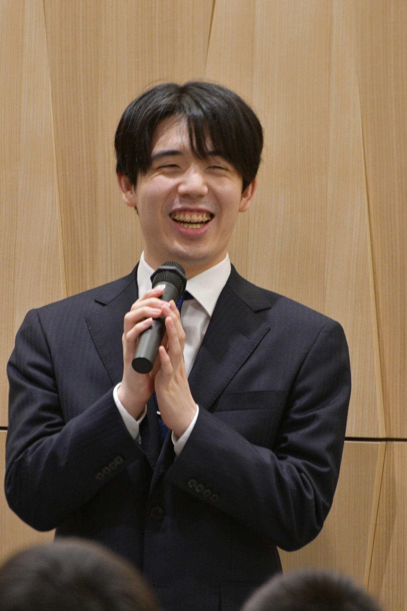 「新スポーツスーパースター伝　藤井聡太」出版記念イベントであいさつする藤井聡太7冠