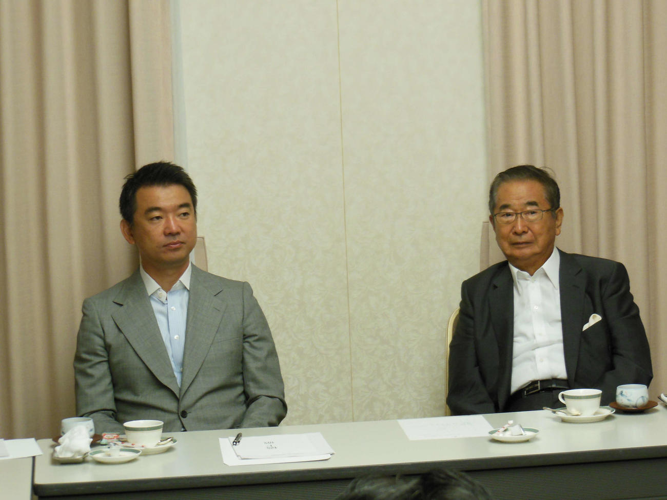 日本維新の会執行役員会で同席した橋下徹（左）、石原慎太郎の両共同代表（2013年10月撮影）