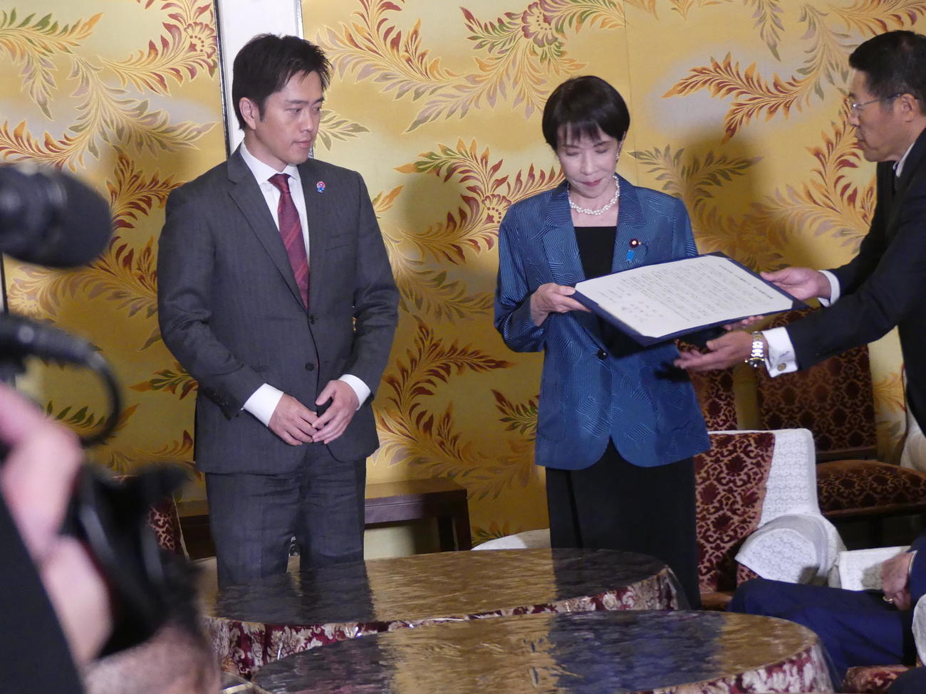 連立政権樹立への合意書を手渡される自民党の高市早苗総裁（右）。左は日本維新の会の吉村洋文代表（撮影・中山知子）