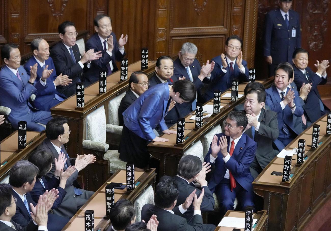 衆院本会議で第104代首相に指名され、一礼する自民党の高市早苗総裁＝21日午後1時47分（共同）