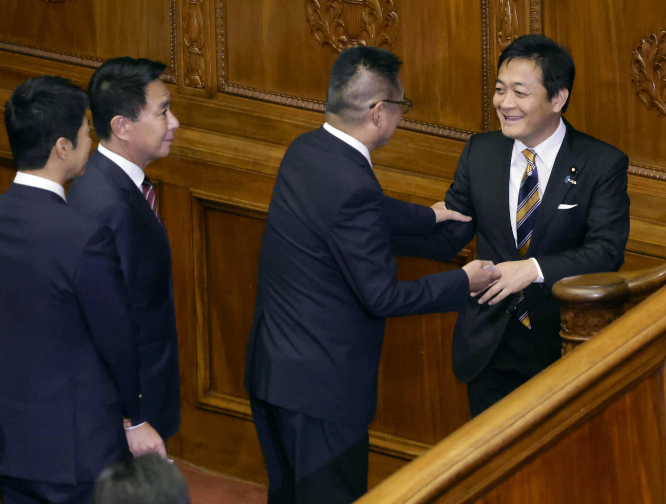 首相指名選挙の投票に臨む国民民主党の玉木雄一郎代表（右端）（共同）
