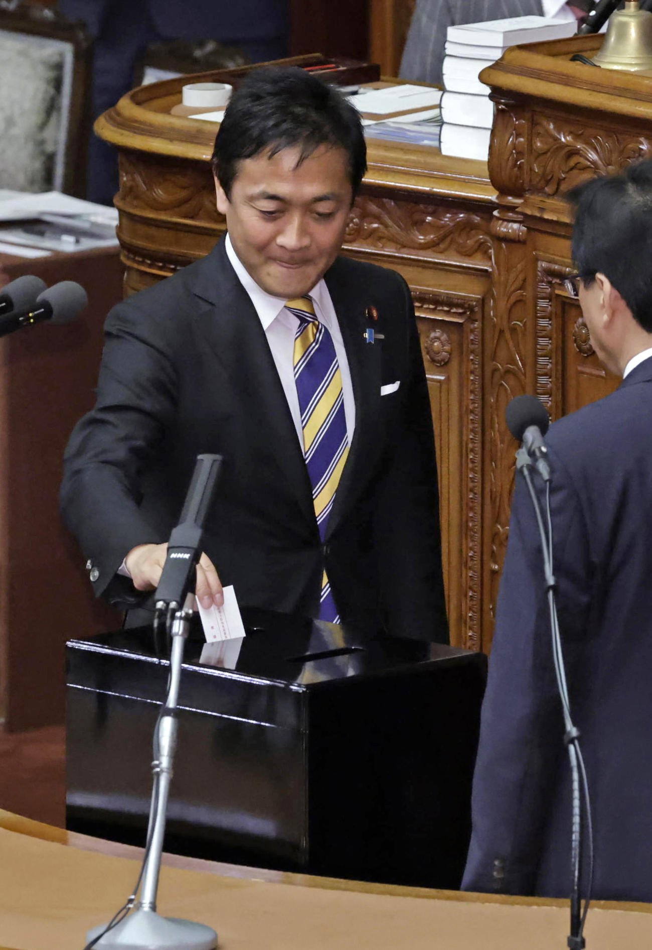 衆院本会議の首相指名選挙で投票する国民民主党の玉木雄一郎代表（共同）