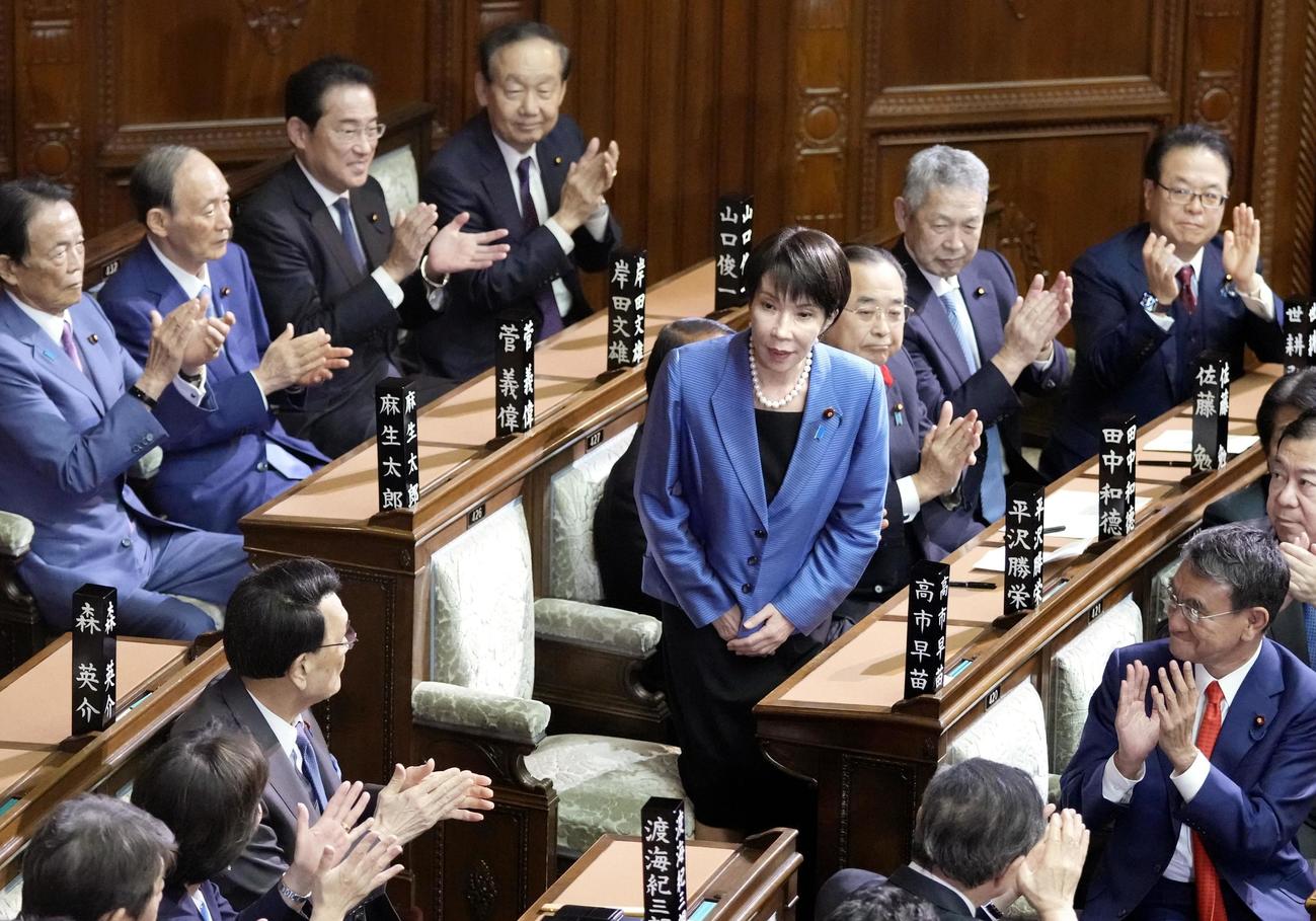 衆院本会議で第104代首相に指名され、起立する自民党の高市早苗総裁。憲政史上初となる女性首相が誕生した（共同）