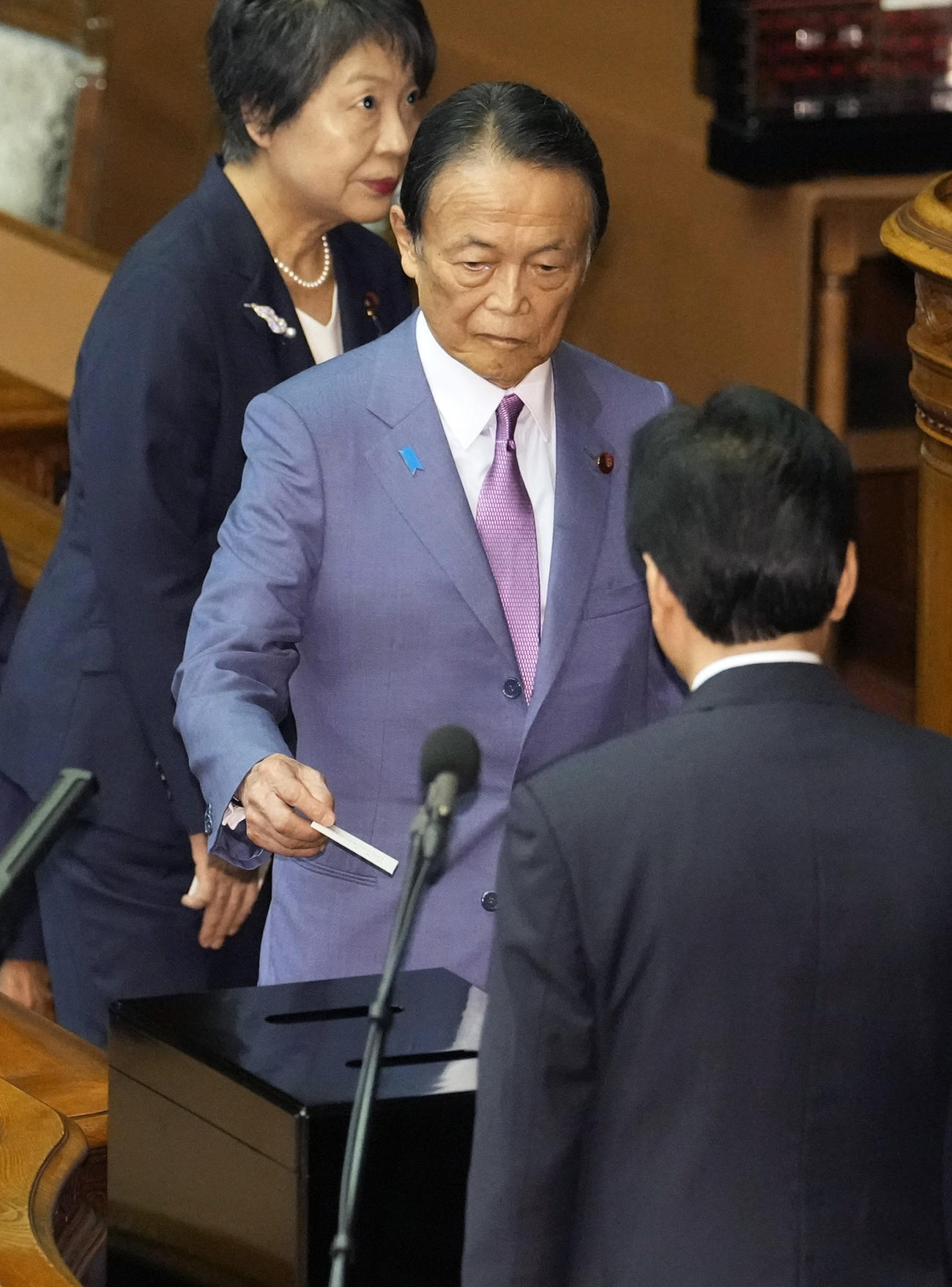 衆院本会議の首相指名選挙で投票する自民党の麻生太郎副総裁（共同）