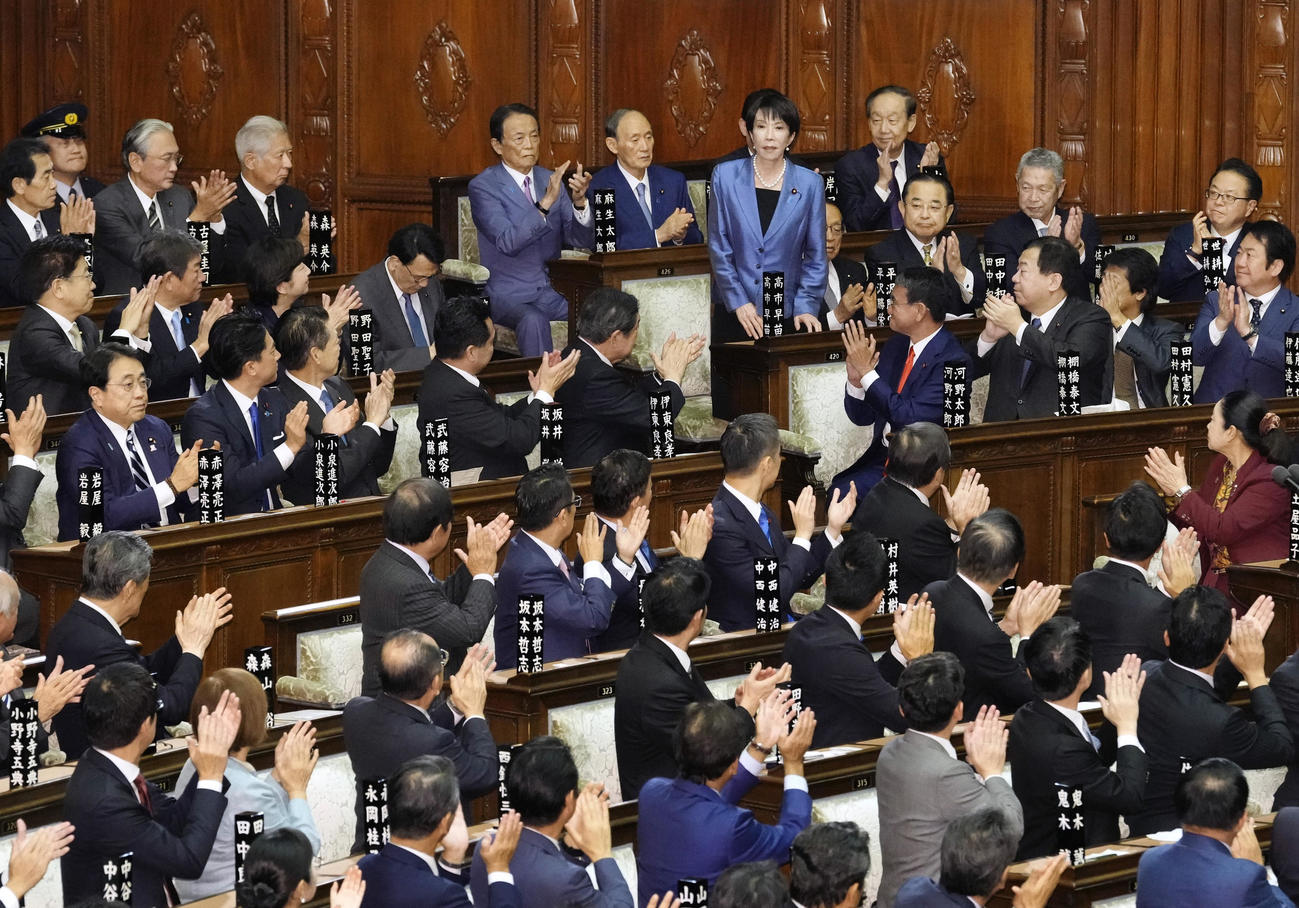 衆院本会議で第104代首相に指名され、起立する自民党の高市早苗総裁（共同）